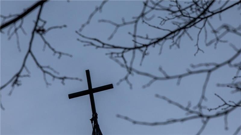 Polizisten beenden eine kurzfristige Besetzung einer Kirche in Flensburg durch Demonstranten. (Symbolbild)