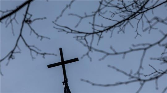Polizisten beenden eine kurzfristige Besetzung einer Kirche in Flensburg durch Demonstranten. (Symbolbild)
