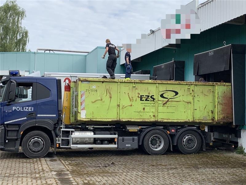 Riesiger Drogenfund beschäftigt 350 Polizisten vier Tage lang Polizisten befüllen die Container. Foto: Polizeiinspektion Goslar