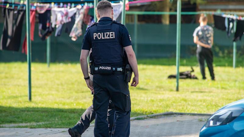 Getöteter Joel (6): 14-Jähriger schweigt – Bruder gerät ins Visier Polizisten bei der Festnahme des 14-Jährigen.