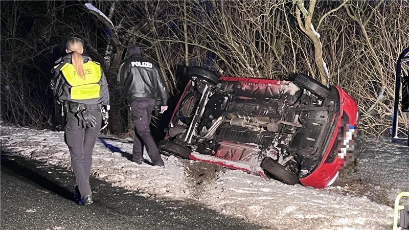 Polizisten bei der Unfallaufnahme an der K37 in Bliedersdorf.