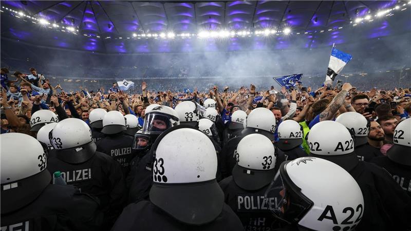 Gewerkschafter: Hamburger Polizei „geht auf dem Zahnfleisch“ Polizisten bei einem Fußballspiel des HSV. (Archivfoto)