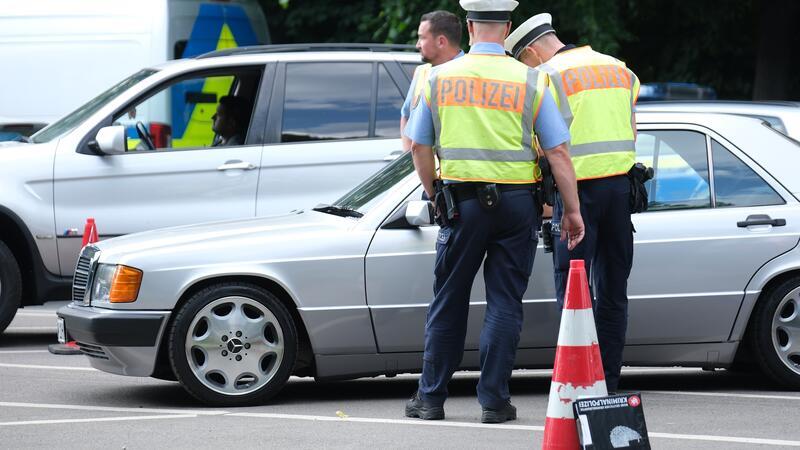 Polizisten bei einer Kontrollstelle.