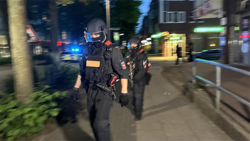 Buxtehuder Schüsse: SEK-Einsatz am Mittwochabend in der Sagekuhle Polizisten beim Einsatz in der Bahnhofstraße in der Buxtehuder Blutnacht.