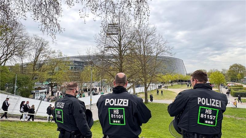 Polizisten beim Nordderby zwischen Werder Bremen und dem Hamburger SV.