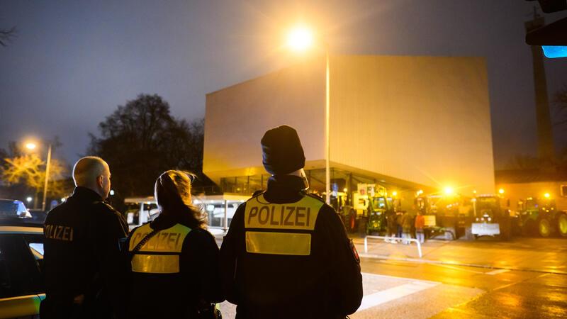Polizisten beobachten eine Demonstration mit Treckern vor dem Landesfunkhaus Niedersachsen des Norddeutschen Rundfunks NDR.