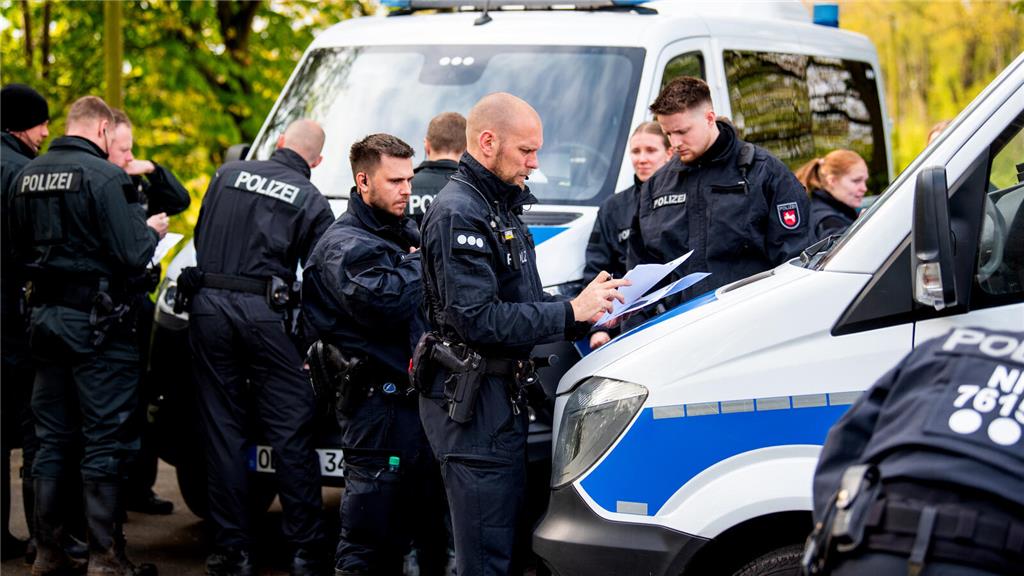 Polizisten bereiten die Suche nach dem vermissten Arian vor. 