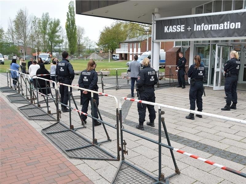 Polizisten beschützen das Stadeum und den Prozess des Landgerichts, das während der Pandemie ungewöhnliche Orte aufsucht. Foto: Strüning