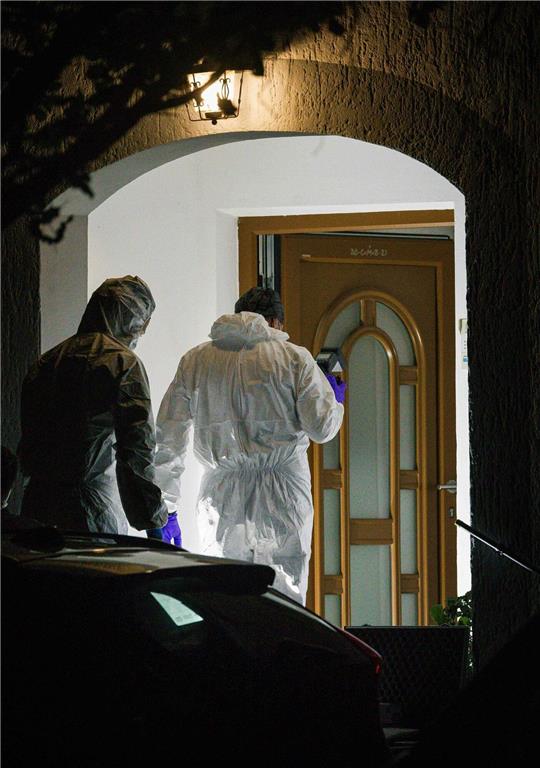 Polizisten betreten im österreichischen Geretsberg ein Haus, in dem ein 82-jähriger Mann gestorben ist.