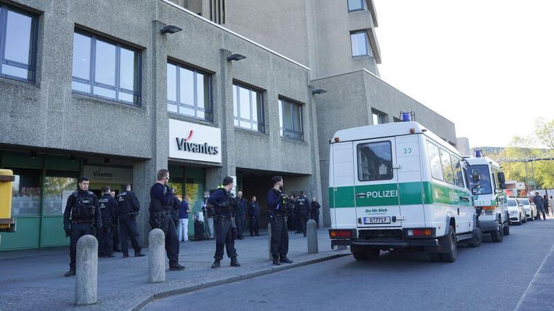 Berliner Polizisten bewachen Urban-Krankenhaus Polizisten bewachen das Urban-Krankenhaus in Berlin. (Symbolbild/Archivbild).