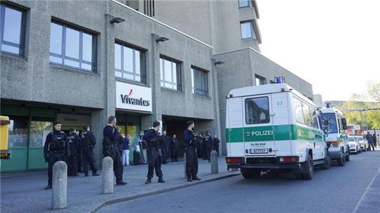 Polizisten bewachen das Urban-Krankenhaus in Berlin. (Symbolbild/Archivbild).