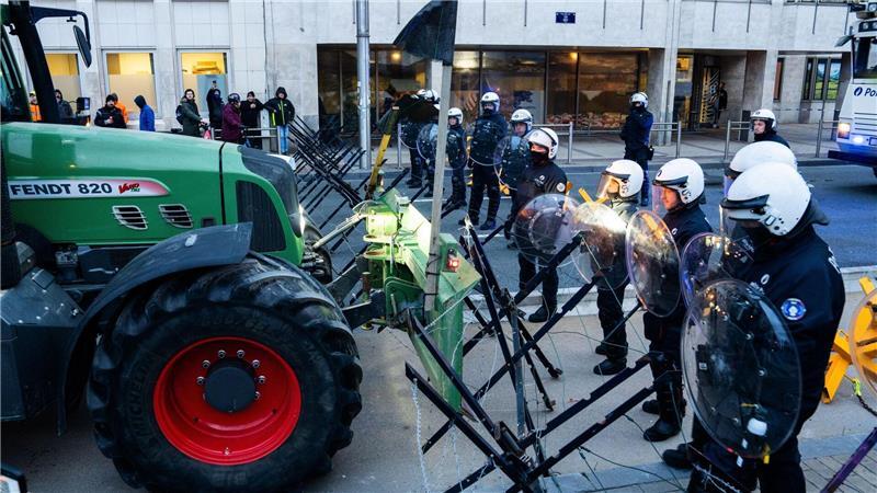 Polizisten bewachen eine Absperrung.
