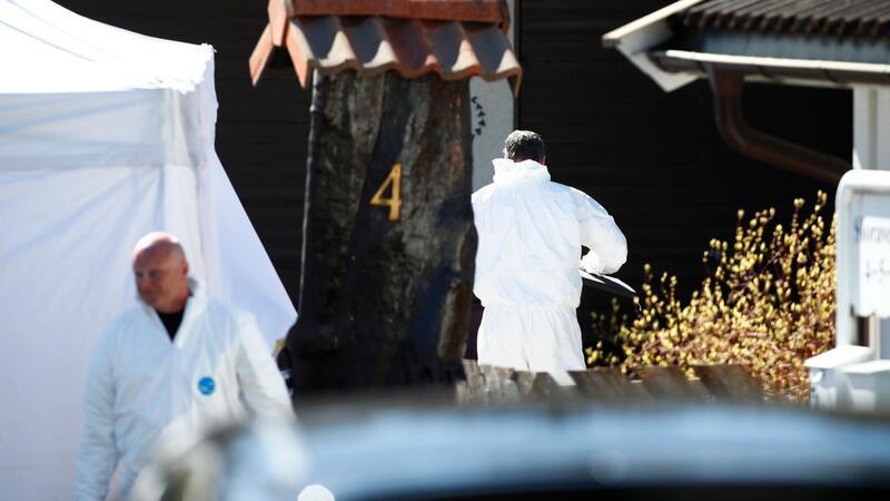 Entführt? - Millionärsfrau seit fünf Jahren verschwunden  Polizisten der Spurensicherung arbeiten auf dem Grundstück des Multimillionärs Tom Hagen in Lørenskog.
