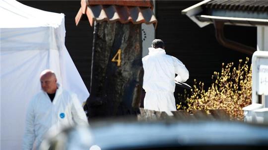 Polizisten der Spurensicherung arbeiten auf dem Grundstück des Multimillionärs Tom Hagen in Lørenskog.