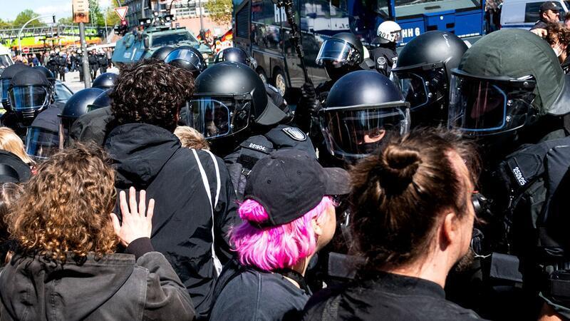 „Gemeinsam für Deutschland“ löst Gegendemonstrationen aus Polizisten drängen Teilnehmer der Gegendemonstration von der Straße.