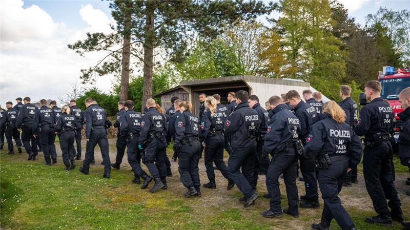 Polizisten durchkämmen im April auf der Suche nach Arian die Dörfer an der Oste.