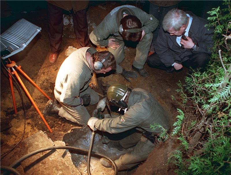Polizisten durchsuchen 1992 das Grundstück von Lutz Reinstrom in Hamburg-Rahlstedt. Foto: dpa