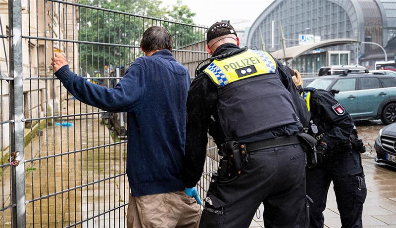 Polizei überprüft 60 Personen bei Schwerpunkteinsatz rund um Hamburger Hauptbahnhof Polizisten durchsuchen auf einem Vorplatz vom Hauptbahnhof einen Mann, der mit Drogen angetroffen wurde. Bei einem Schwerpunkteinsatz rund um den Hamburger Hauptbahnhof hat die Polizei am Samstag 60 Personen überprüft, 30 Aufenthaltsverbote und Platzverweise erteilt sowie 14 Strafanzeigen gefertigt. Foto: Daniel Bockwoldt/dpa