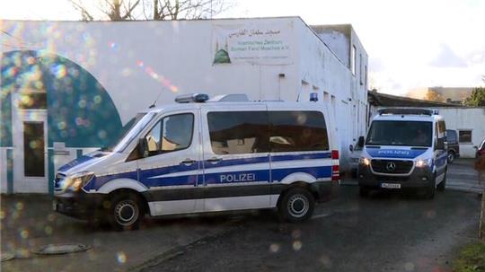 Polizisten durchsuchen bei einer Razzia das Islamische Zentrum Salman Farsi Moschee.