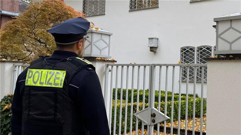 Promis und Weggefährten trauern um Jack White Polizisten eilten am Donnerstag zum Haus von Jack White in Berlin.