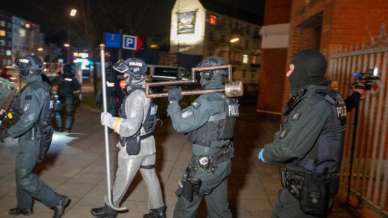 Messerstecherei in Billstedt: 17-Jähriger gestorben – Täter auf der Flucht Polizisten einer Spezialeinheit sind im Stadtteil Billsted im Einsatz.
