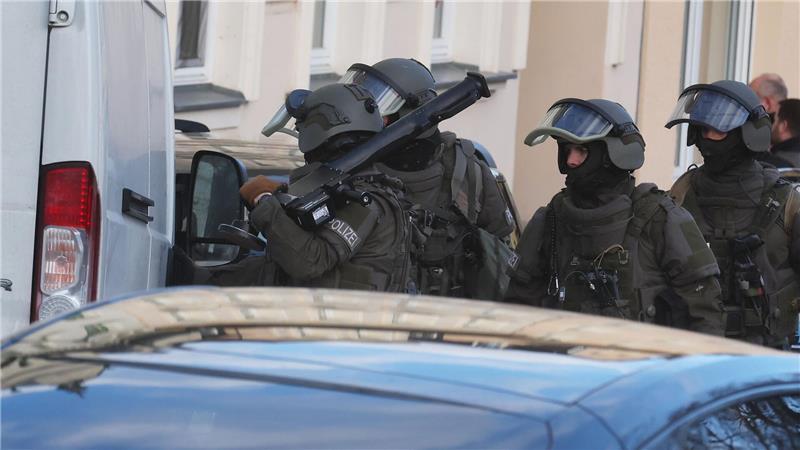 Frau in Tram angezündet - Diskussion über Femizide Polizisten eines Spezialeinsatzkommandos (SEK) sind in der Altstadt in Gera im Einsatz, der Mann wurde inzwischen festgenommen.