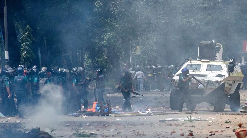 Polizisten feuern Tränengasgranaten ab, um protestierende Studenten zu vertreiben.