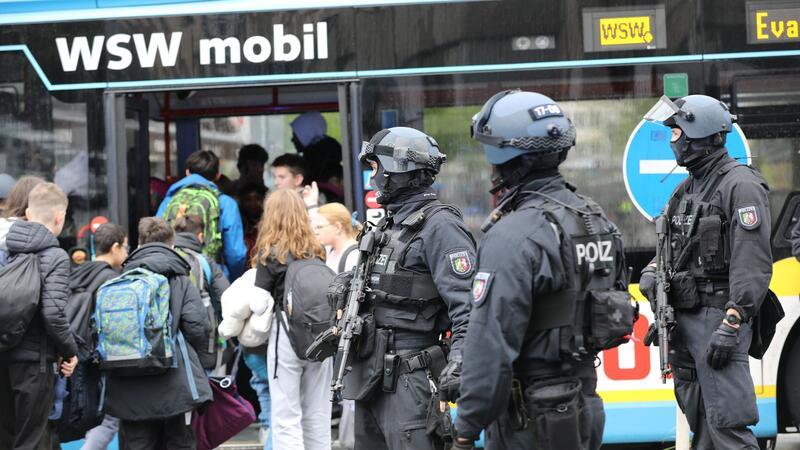 Polizisten führen Schüler in Wuppertal aus dem Gebäude in einen Evakuierungsbus.