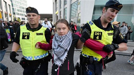 Polizisten führten Klimaaktivistin Greta Thunberg vom Platz vor der Arena ab.