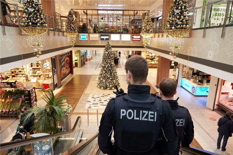 Polizisten gehen auf Kontrollgang durch ein Einkaufscenter.