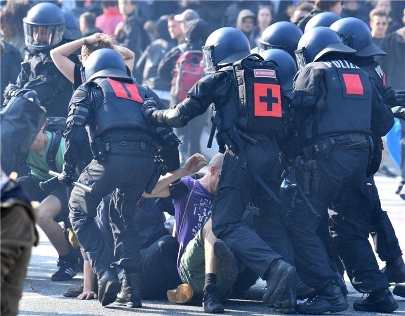 Polizisten gehen im Juli 2017 während einer Protestaktion gegen den G20-Gipfel in Hamburg gegen Demonstranten vor. Foto: Roessler/dpa