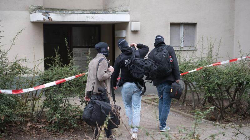 Frühere RAF-Terroristin Klette schweigt - Waffen gefunden Polizisten gehen in das Wohnhaus von Daniela Klette in Berlin-Kreuzberg.