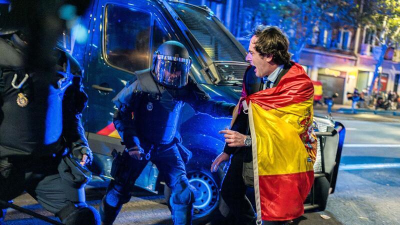 Polizisten greifen während einer Demonstration gegen die Amnestie in Ferraz ein.