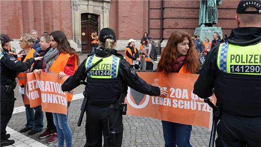 Polizisten haben Aktivisten der Klimagruppe Letzte Generation vor dem Hamburger Michel gestoppt.  Foto: Bodo Marks/dpa