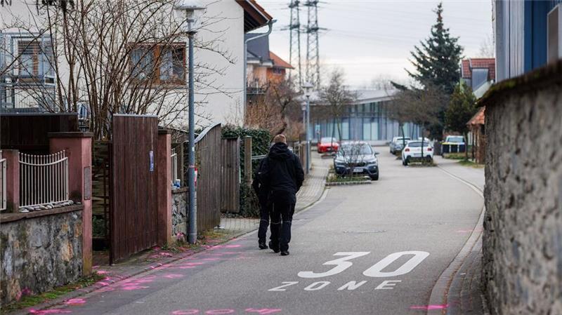 Polizisten haben hier auf einen Mann geschossen, der seine Lebensgefährtin und das gemeinsame Kind geschlagen und mit einer Schrotflinte bedroht hat. Der 48-Jährige starb nach einer Notoperation im Krankenhaus.