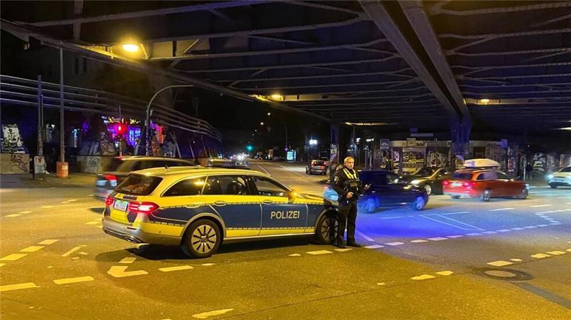 Polizisten haben überall im Sperrgebiet Posten bezogen.