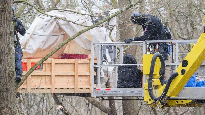 Der Kampf um den Südschnellweg: Polizei räumt Baumhäuser Polizisten holen einen Aktivisten mithilfe eines Krans aus einem Baumhaus am Südschnellweg.