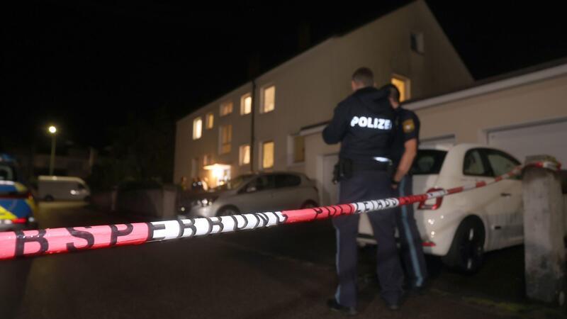 Sportschütze wegen dreifachen Mordes vor Gericht Polizisten im Juli 2023 vor dem Haus in Langweid, in dem drei Menschen erschossen wurden.