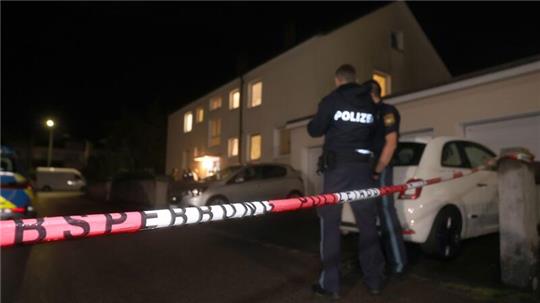 Polizisten im Juli 2023 vor dem Haus in Langweid, in dem drei Menschen erschossen wurden.