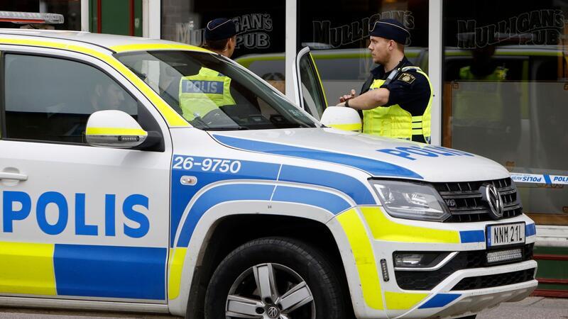 Polizei: 60.000 Menschen in Schweden mit Gangs verbunden Polizisten in Sandviken nordwestlich von Stockholm. Zehntausende Menschen in Schweden sind nach Schätzungen in Bandenkriminalität verwickelt.