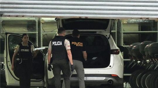 Polizisten in Schutzwesten untersuchen das Auto des erschossenen Staatsanwalts César Suárez.