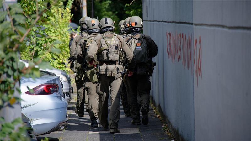 Polizisten in Spezialausrüstung sind am Tattag Anfang September 2025 in Essen im Einsatz. (Archiv)