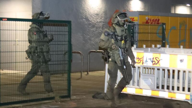 SEK-Einsatz in Studentenwohnheim - Ex-Terroristen auf Flucht Polizisten in Spezialausrüstung verlassen ein Hochhaus in Berlin-Friedrichshain.