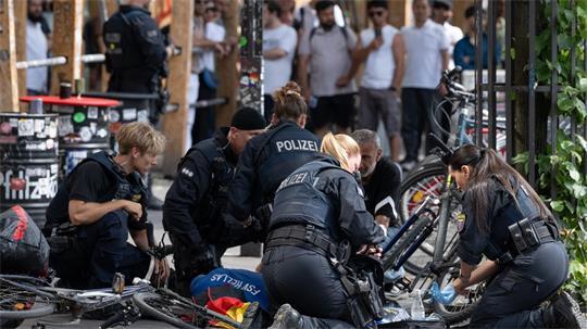 Polizisten knien in der Nähe des Frankfurter Hauptbahnhofs am Boden und kümmern sich um einen Verletzten. 