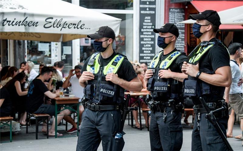 Polizisten kontrollieren im Hamburger Schanzenviertel die Einhaltung des Alkoholverbotes. Foto: Axel Heimken/dpa