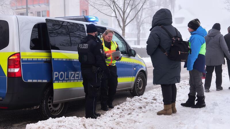 Polizisten kontrollierten die Evakuierung im Radius von rund 1.000 Metern um die Fundstelle einer 250 Kilogramm schweren Weltkriegsbombe.