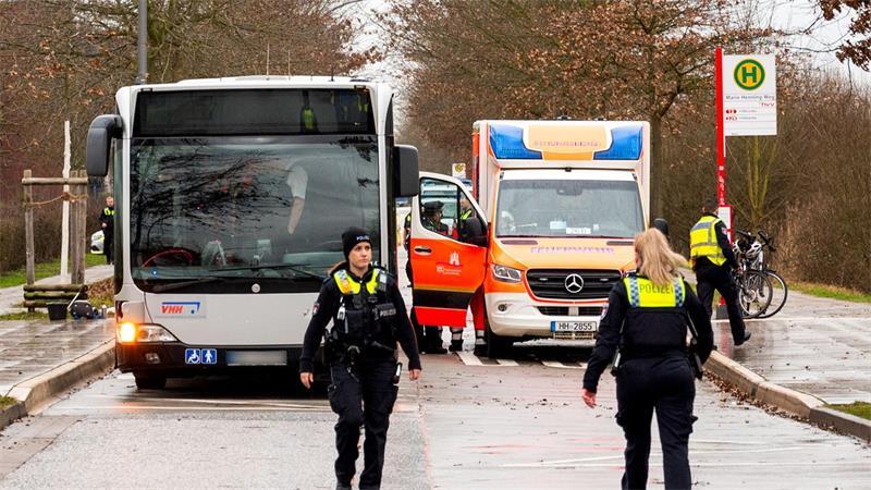 Polizisten laufen im Februar 2024 die Unfallstelle ab. (Archivbild)