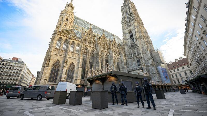 Terror-Verdacht in Wien: Drei Personen in U-Haft Polizisten nach Hinweisen auf einen möglichen Anschlagsplan einer islamistischen Gruppe vor der Domkirche St. Stephan.