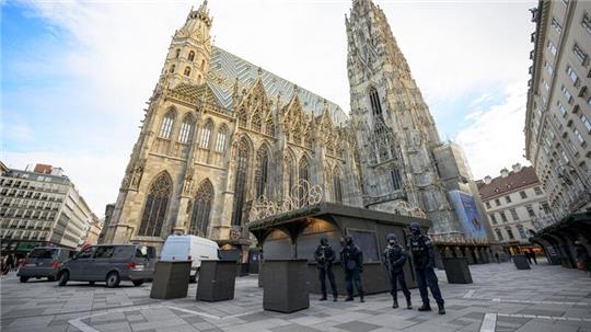 Polizisten nach Hinweisen auf einen möglichen Anschlagsplan einer islamistischen Gruppe vor der Domkirche St. Stephan.