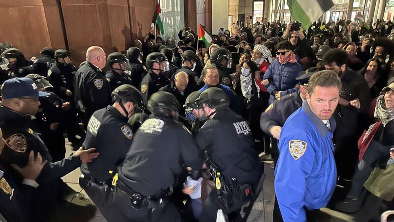 Polizisten nehmen auf dem Campus der New York University pro-palästinensische Demonstranten fest.